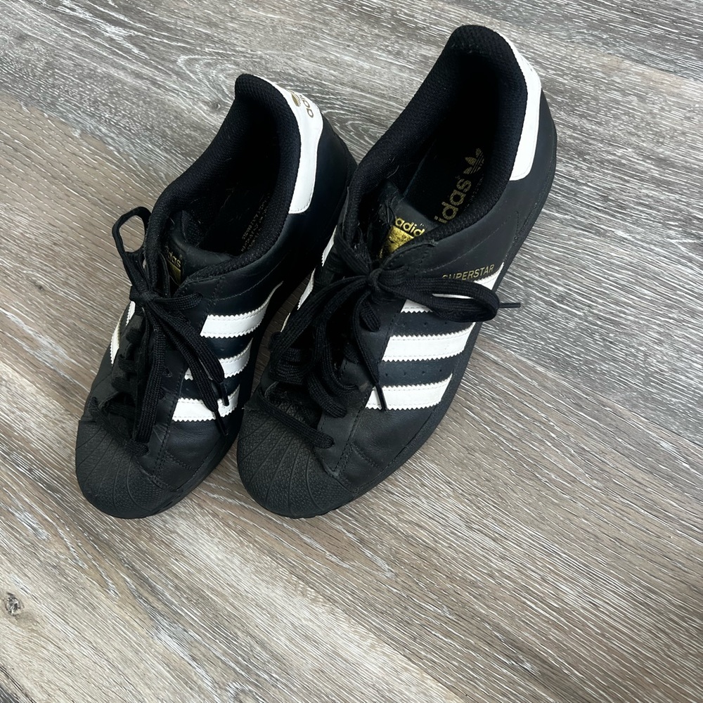 Black Adidas Superstar Kicks